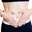 Ventre de femme mince avec percing