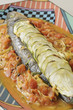 Bar en écailles de courgette et tomates à la moutarde