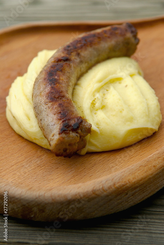 Photo: Saucisse grillée à l'aligot de l'Aubrac Saucisse grillée à l'aligot de l'Aubrac