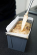 Verser la préparation dans un moule à cake Verser la préparation dans un moule à cake