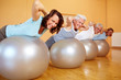 Rückentraining in Turnhalle