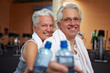 Zwei Senioren mit Wasserflaschen