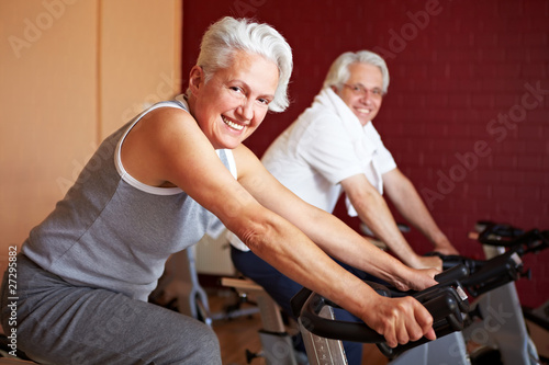 Foto: Zwei Senioren beim Spinning Zwei Senioren beim Spinning