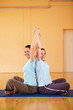 Arme hoch in Turnhalle