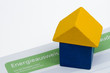 Haus aus Bausteinen auf Energieausweis
