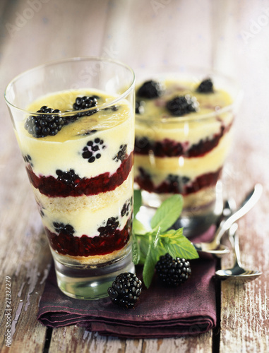 Photo: Blackberry and white chocolate sundae Blackberry and white chocolate sundae