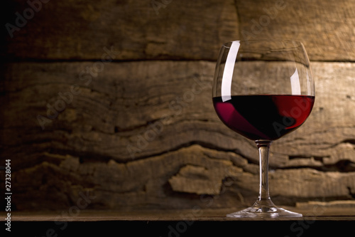 Foto: Glass of red wine in the cellar Glass of red wine in the cellar