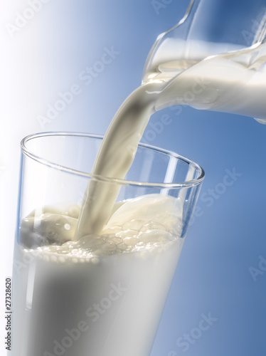 Foto: Pouring a glass of milk Pouring a glass of milk