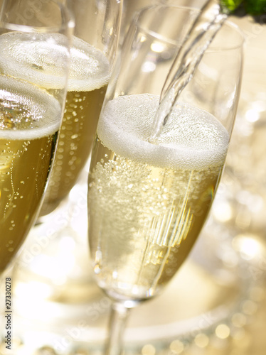 Foto: Pouring glasses of champagne Pouring glasses of champagne