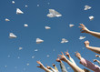 Foto: messages fly on paper airplanes messages fly on paper airplanes