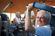 Senioren machen Krafttraining