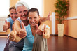 Daumen hoch im Fitnesscenter