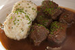 Knödel mit Gulasch