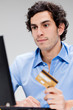 homme caucasien carte bancaire