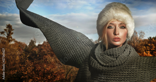 Photo : Autumn lady wearing big scarf Autumn lady wearing big scarf