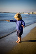 enfant au bord de l'eau