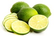 frische Limetten mit Hälfte und Scheiben