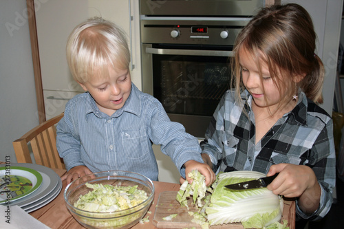 Photo: Kinder beim Kochen Kinder beim Kochen