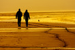 Strandspaziergang in goldener Abendsonne