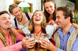 Leute trinken Bier in Bayern
