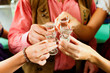 Mit Schnaps anstoßen Mit Schnaps anstoßen