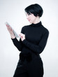 Jeune femme utilisant une tablette tactile