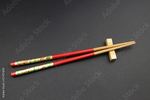Foto: Baguettes chinoises posées sur un support Baguettes chinoises posées sur un support