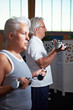 Senioren heben Gewichte im Fitnesscenter