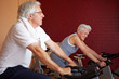 Senioren beim Spinning