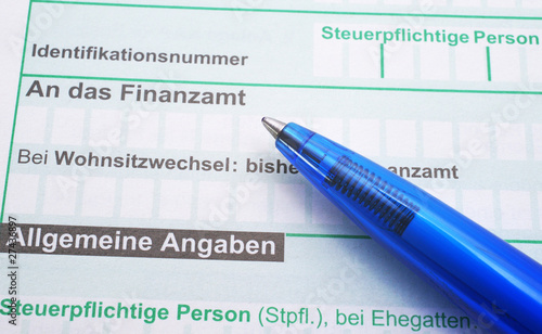 Foto: Finanzamt Formular ausfüllen - Steuerberater Konzept Finanzamt Formular ausfüllen - Steuerberater Konzept