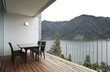 balcone con vista su uno splendido lago balcone con vista su uno splendido lago