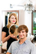 Mann beim Friseur