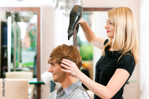 Photo: Mann beim Friseur Mann beim Friseur