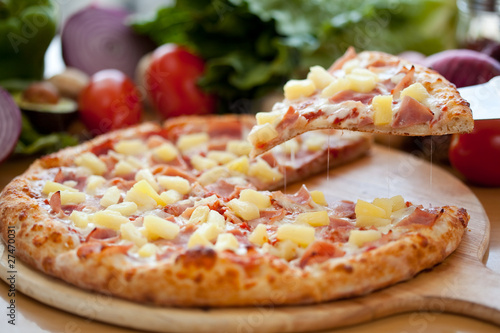 Foto: Hawaiian Pizza lifted slice Hawaiian Pizza lifted slice