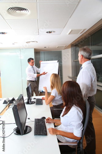 Photo: Adultes en formation commerciale Adultes en formation commerciale