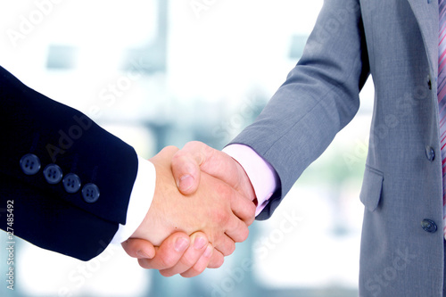 Foto: handshake isolated in office. handshake isolated in office.