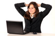 Jeune femme dans un bureau sur fond blanc Jeune femme dans un bureau sur fond blanc
