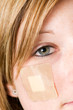 Photo: Frau mit Pflaster Frau mit Pflaster