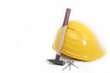 Bauhelm und Hammer