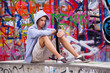 Cool blickender Jugendlicher Mann vor Graffiti