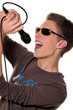 Junger Sänger mit Mikrofon bei einem Auftritt