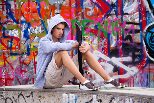 Foto: Cool blickender Jugendlicher Mann vor Graffiti Cool blickender Jugendlicher Mann vor Graffiti