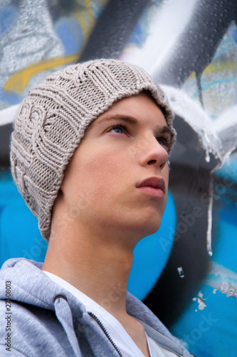 Foto: Cool blickender Jugendlicher Mann vor Graffiti Cool blickender Jugendlicher Mann vor Graffiti