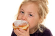 Kind im Fasching mit Krapfen. Faschingskrapfen