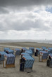 Strandkoerbe unter Wolken
