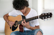 Jeune musicien très concentré Jeune musicien très concentré