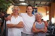 Fitnesstrainer und zwei Senioren