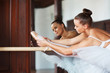 Foto: Ballerina practicing a stretch at bar in front of a mirror Ballerina practicing a stretch at bar in front of a mirror