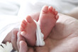Babyfuesse mit Hand und Tuch weiß