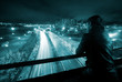 paisaje urbano nocturno con joven
